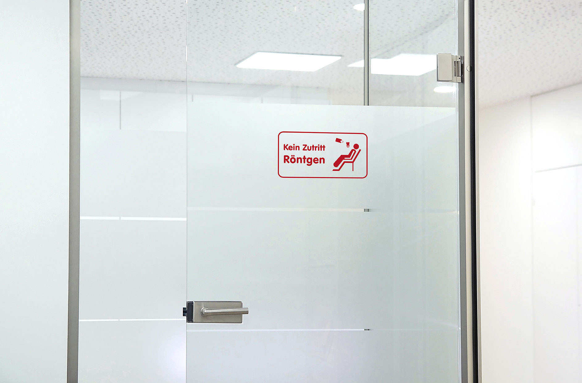 Folientext "Kein Zutritt Röntgen" mit Logo